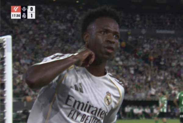 股票正规配资开户 马卡：维尼修斯遭贝蒂斯球迷狂嘘，进球后指耳朵回击+亲皇马队徽